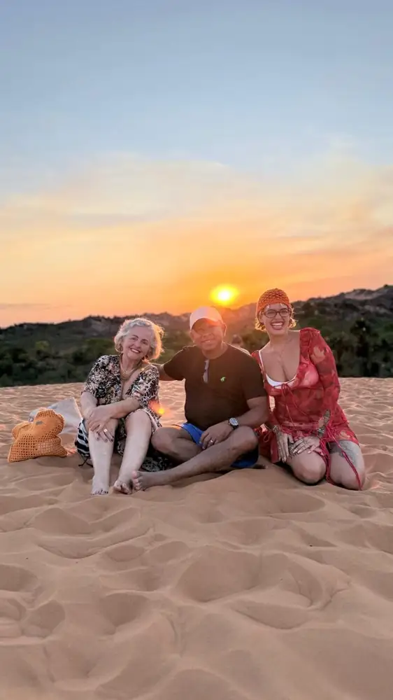 Grupo nas Dunas do Jalapão ao pôr do sol