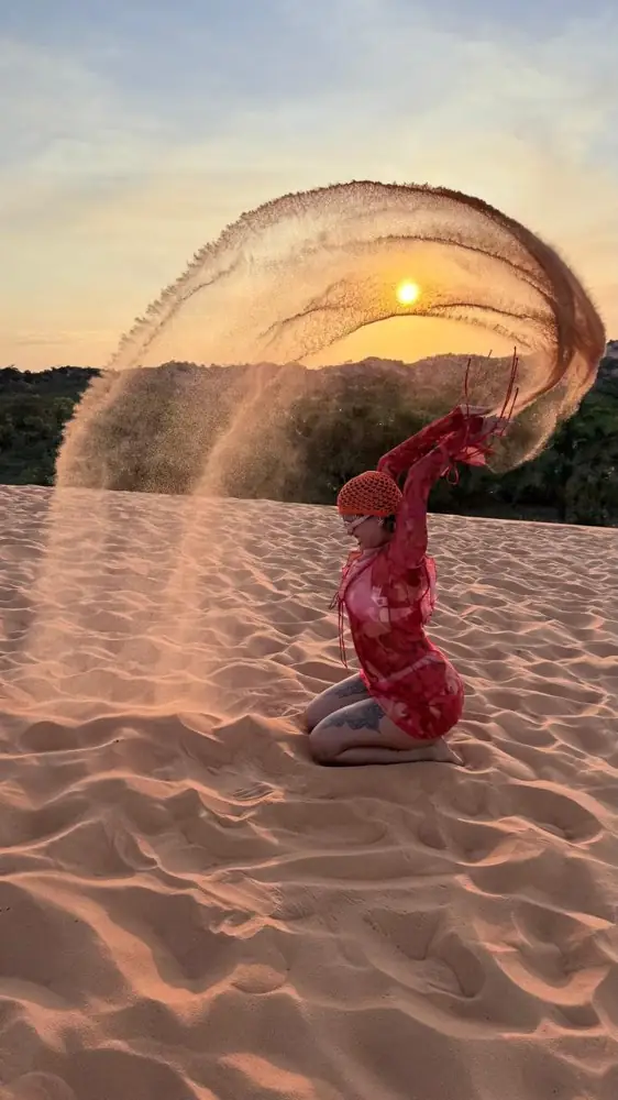 Areia voando ao pôr do sol nas Dunas
