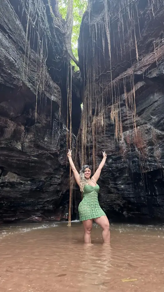 Turista de braços abertos no Cânion Sussuapara